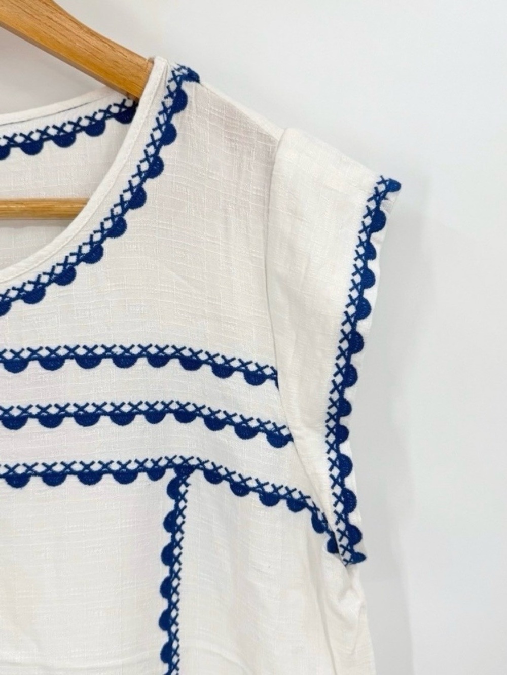 THML Womens Medium Blouse White Blue Embroidered Scallop Cap Sleeve Boho Peasant - Picture 3 of 6